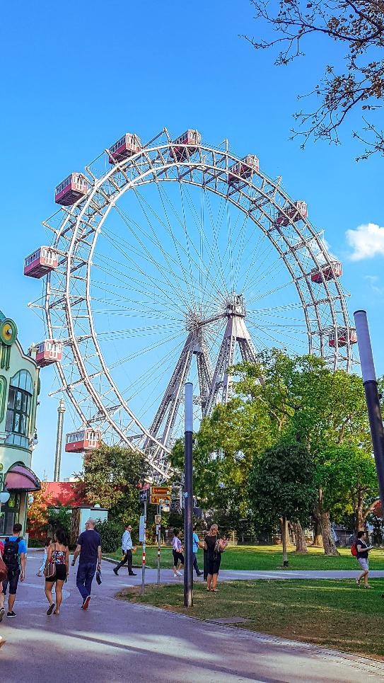 Large Ferris Wheel during daytime