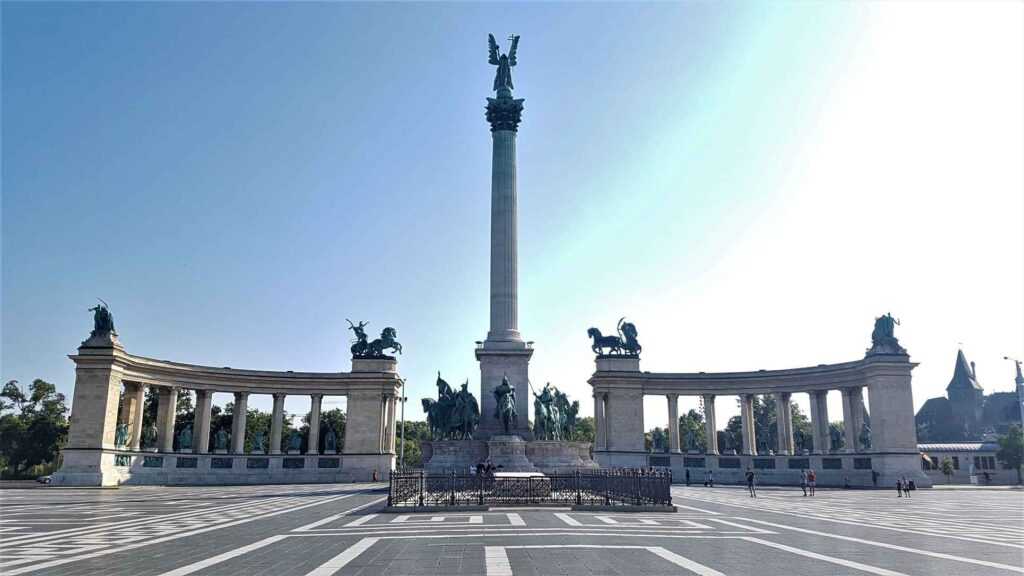 Concrete structure with columns and statues during daytime