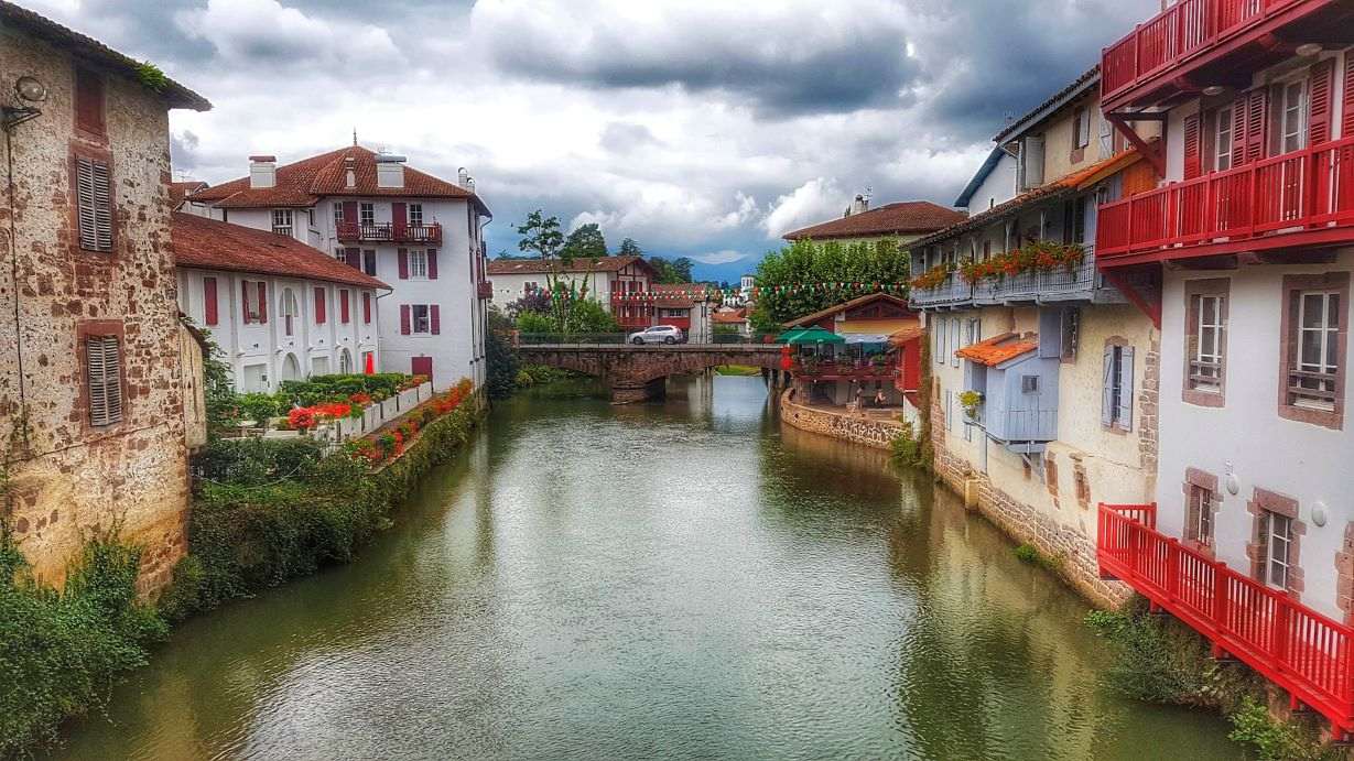 Houses on the side of the water during daytime